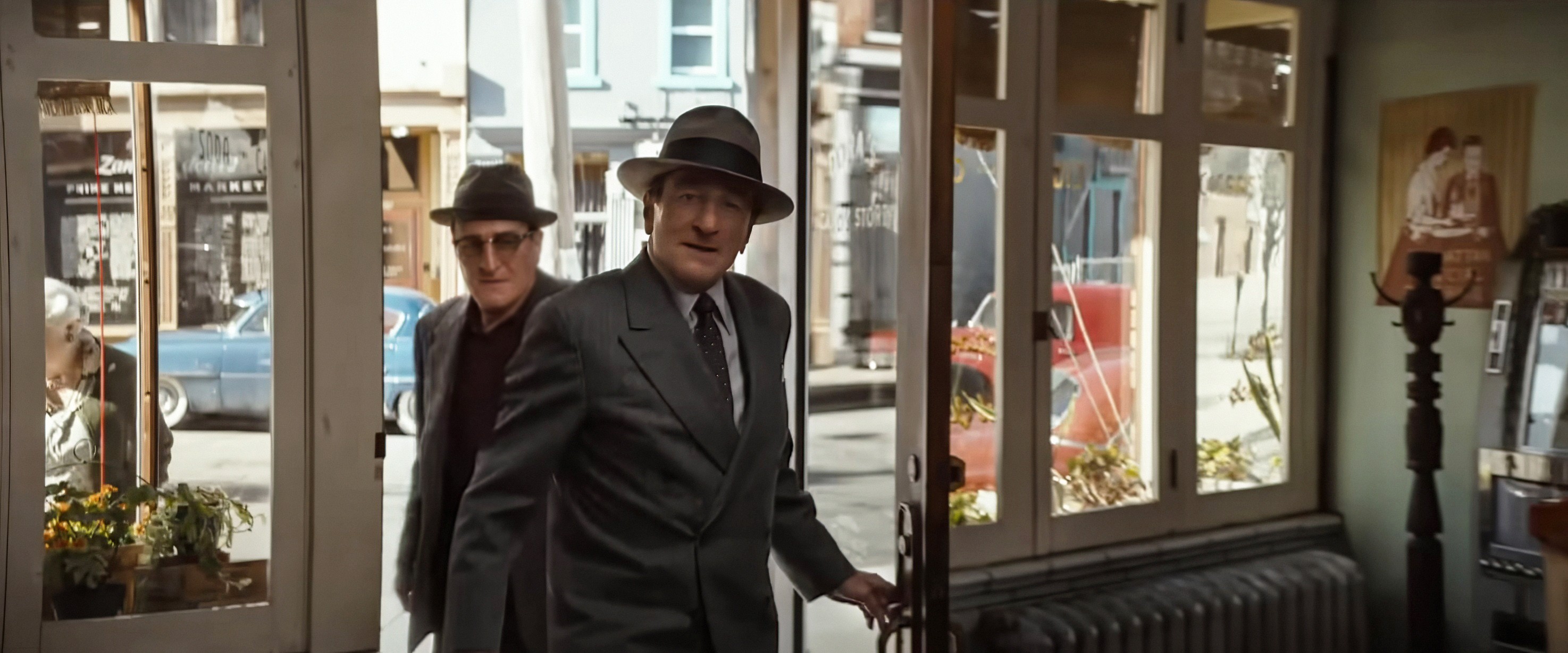 THE ALTO KNIGHTS, (aka ALTO KNIGHTS), from left: Robert De Niro as Vito Genovese, Robert De Niro as Frank Costello, 2025. © Warner Bros. / Courtesy Everett Collection