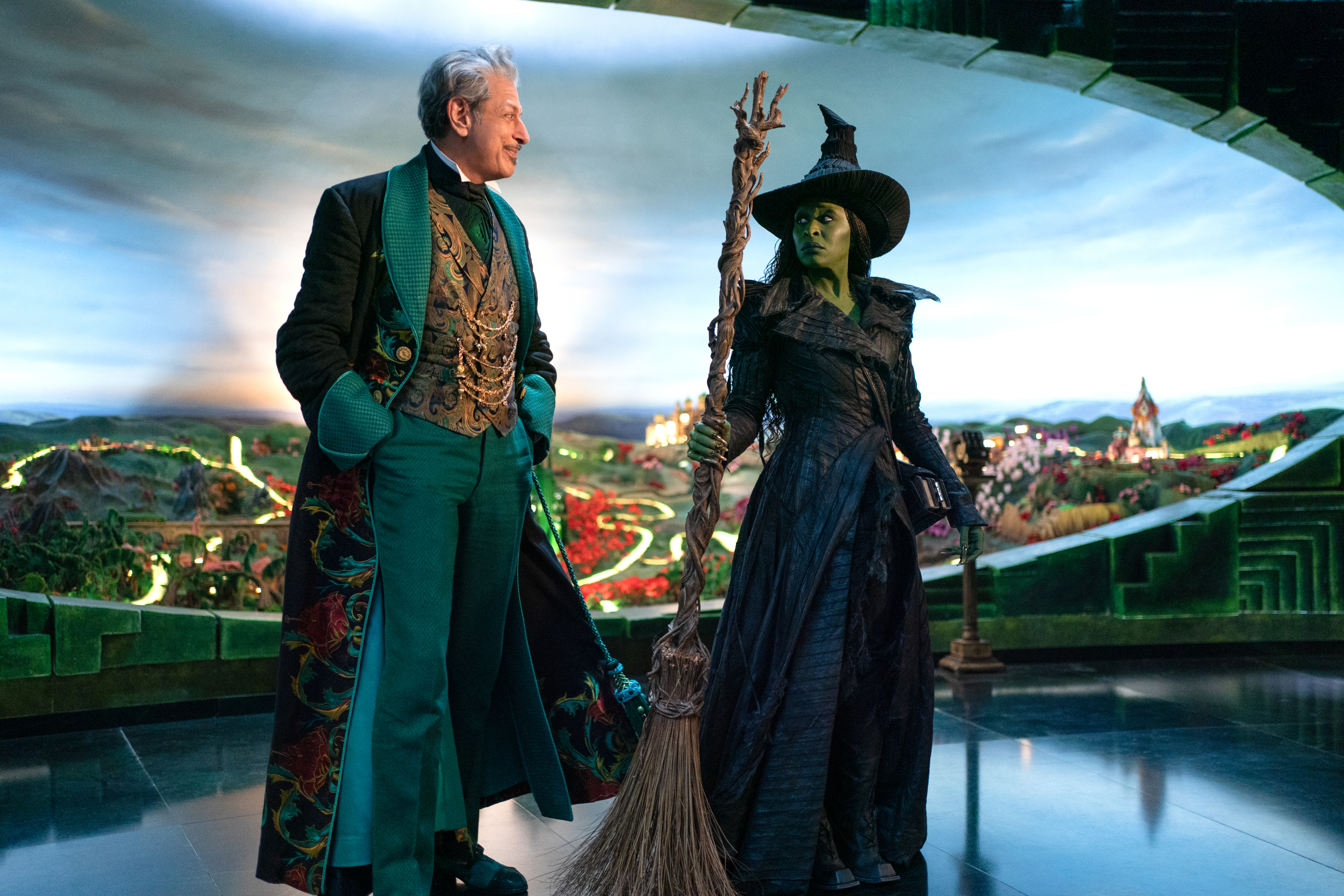L to R: Jeff Goldblum is The Wizard of Oz and Cynthia Erivo is Elphaba in WICKED FOR GOOD, directed by Jon M. Chu.