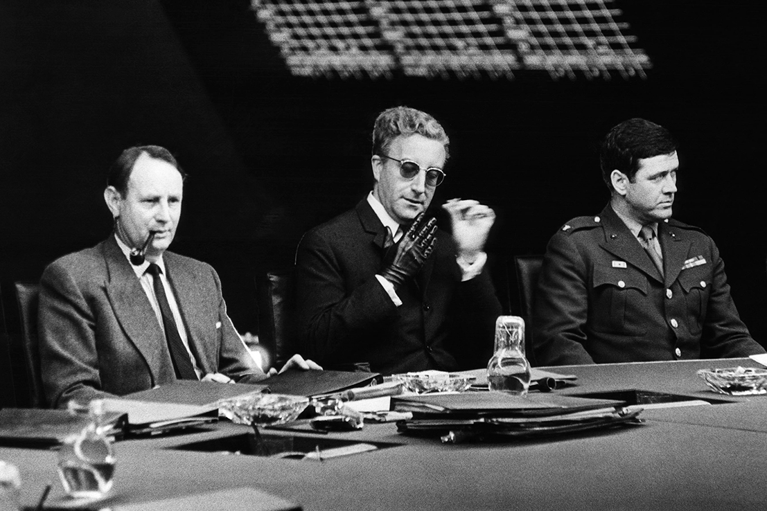 DR. STRANGELOVE, (aka DR. STRANGELOVE OR: HOW I LEARNED TO STOP WORRYING AND LOVE THE BOMB), Peter Sellers (center), 1964