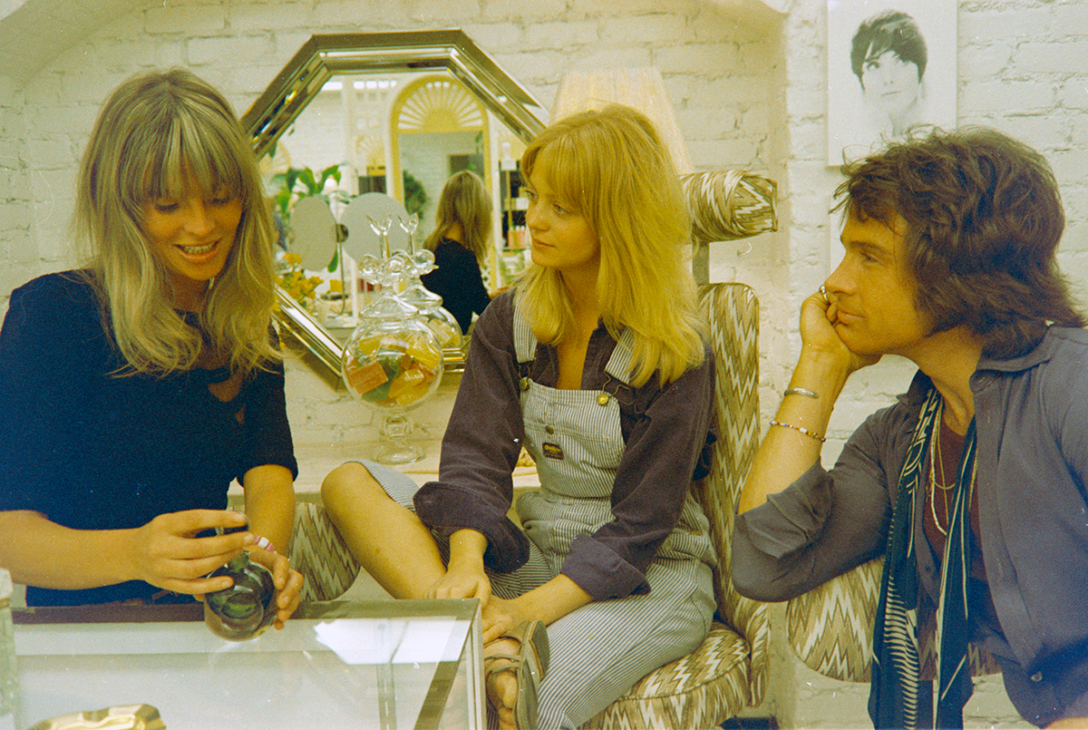 (L-R) Julie Christie, Goldie Hawn, and Warren Beatty await filming during production of 'Shampoo' in Los Angeles on April 2, 1974.