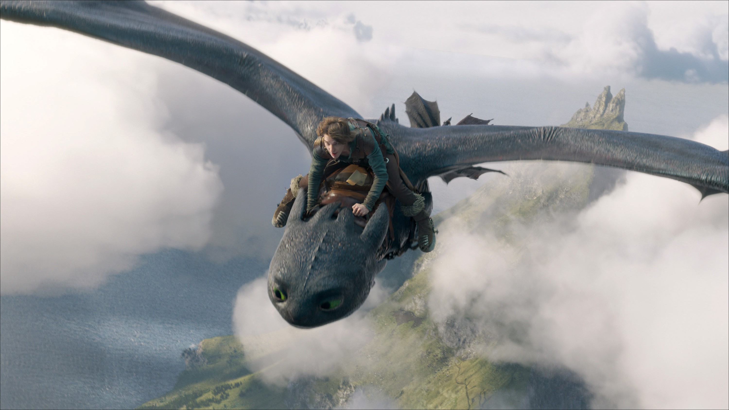 HOW TO TRAIN YOUR DRAGON, Mason Thames riding Toothless the Night Fury Dragon, 2025. © DreamWorks / © Universal Pictures / Courtesy Everett Collection