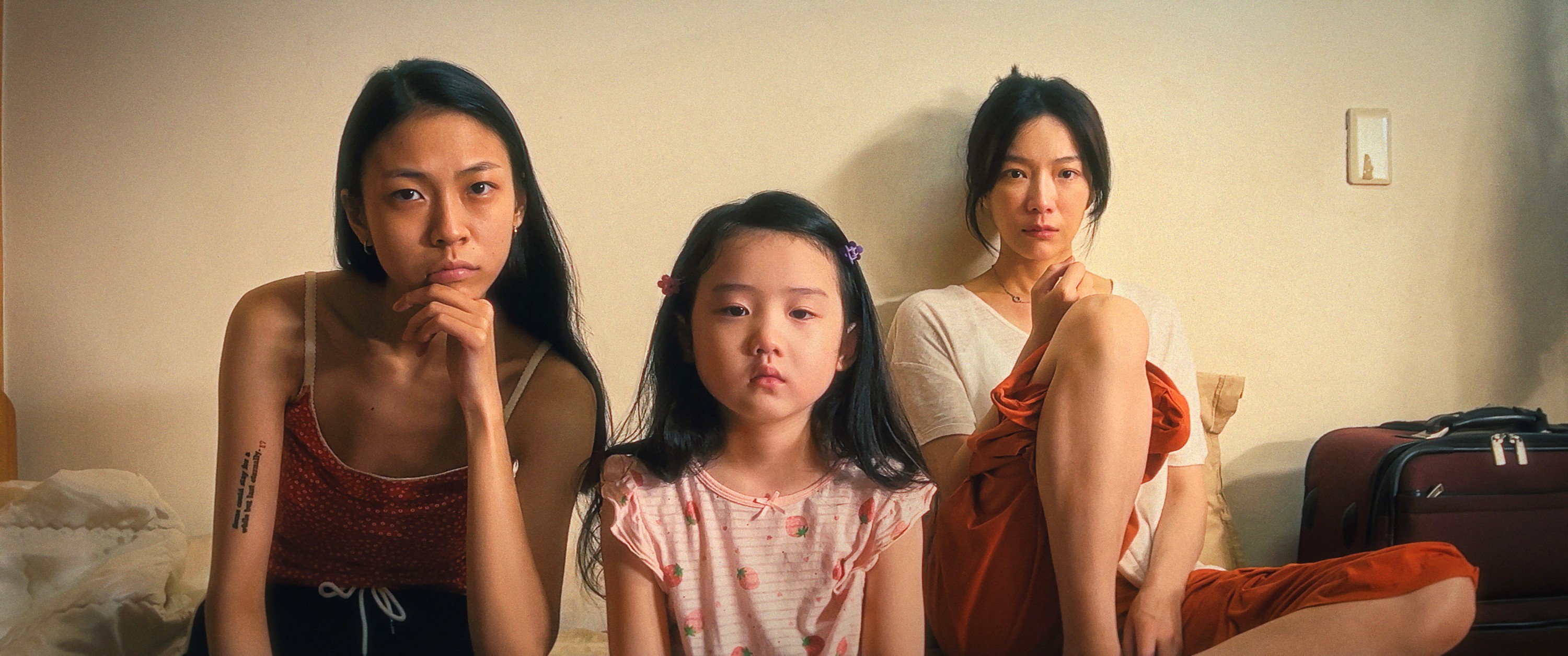 LEFT-HANDED GIRL, (aka LEFT HANDED GIRL, aka ZUOPIEZI NUHAI), from left: Shih-Yuan MA, Nina YE, Janel TSAI, 2025. © Netflix / courtesy Everett Collection