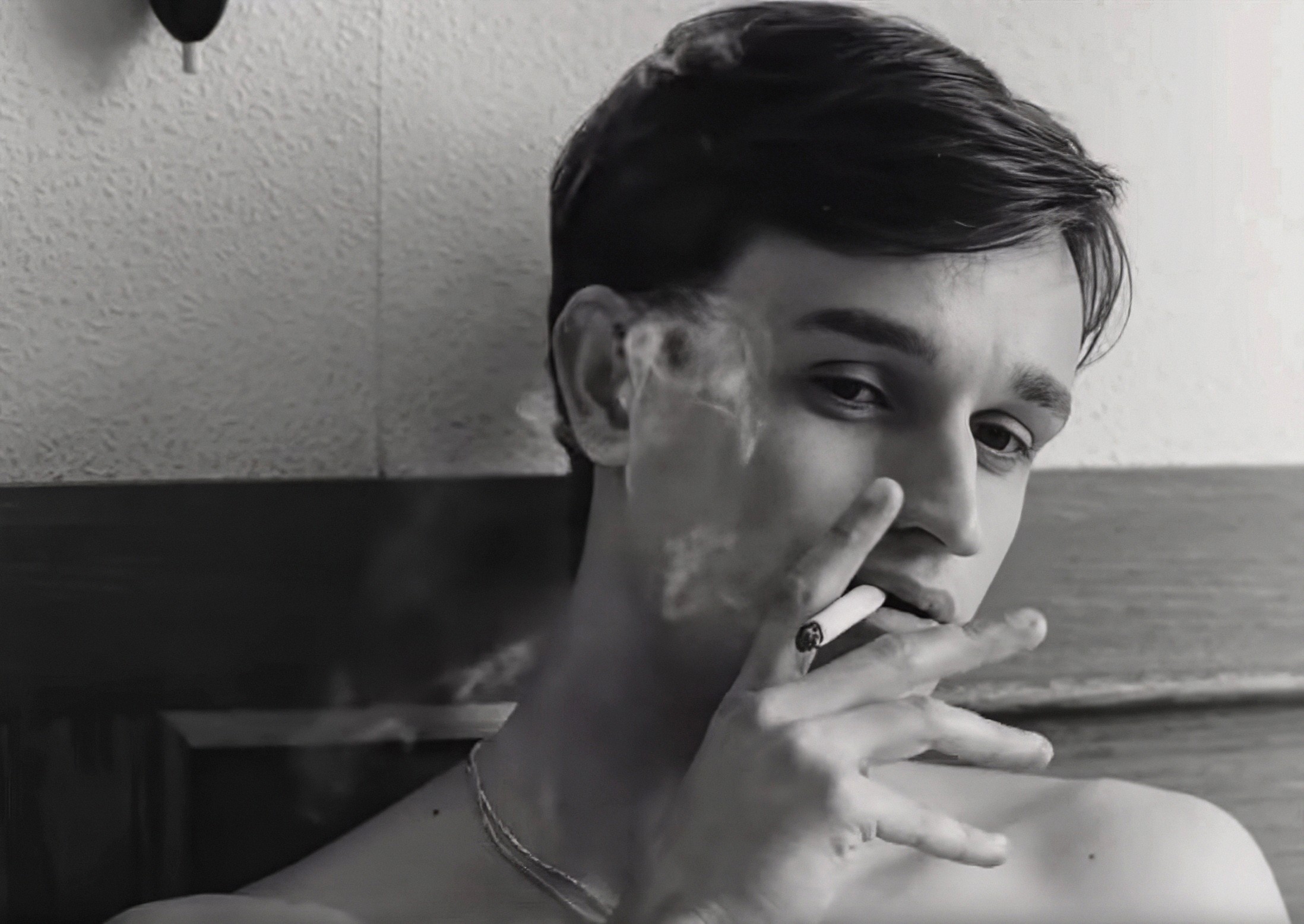 NOUVELLE VAGUE, Aubry Dullin, as Jean-Paul Belmondo, 2025. © Netflix / Courtesy Everett Collection