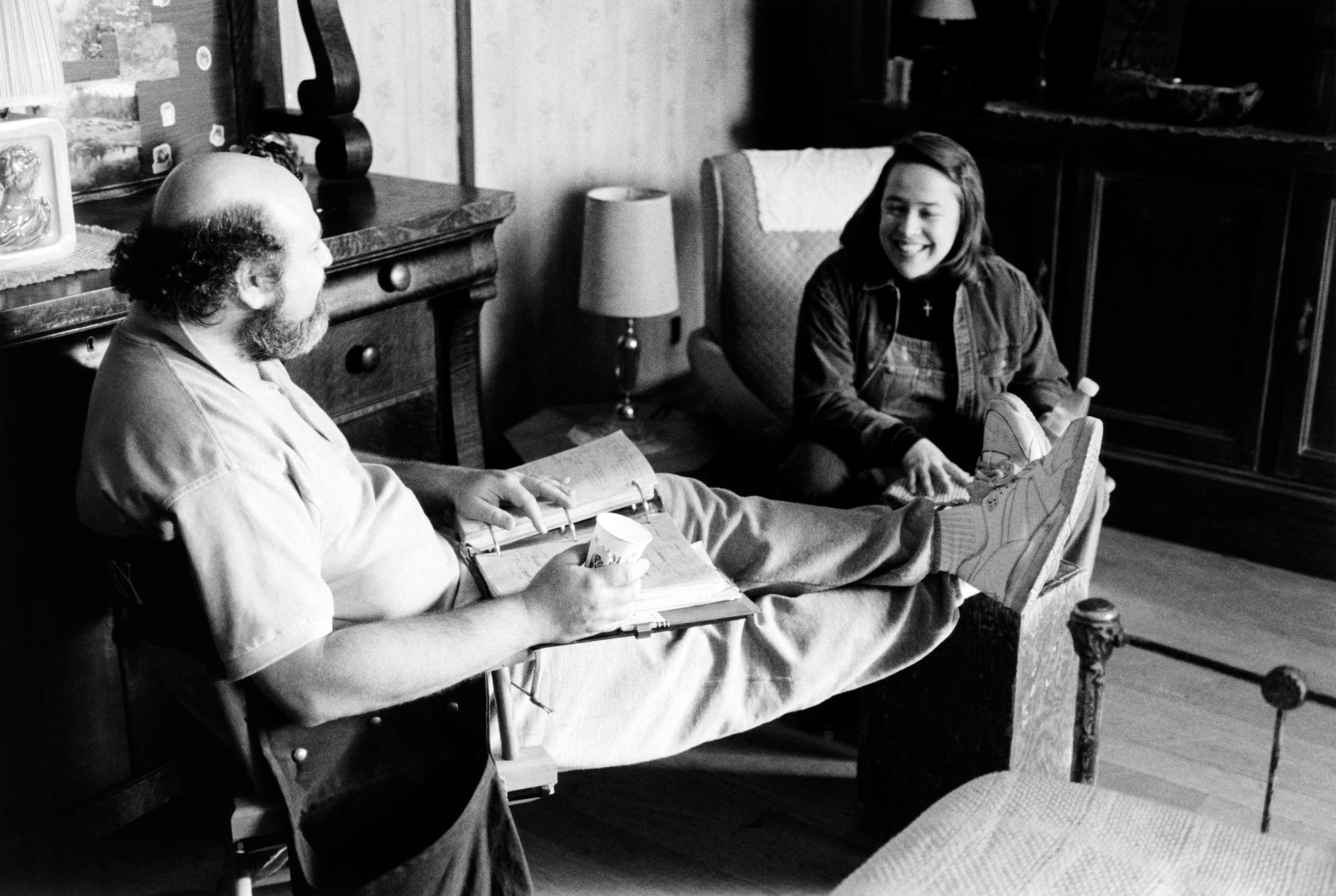 MISERY, from left: director Rob Reiner, Kathy Bates on set, 1990, © Columbia/courtesy Everett Collection