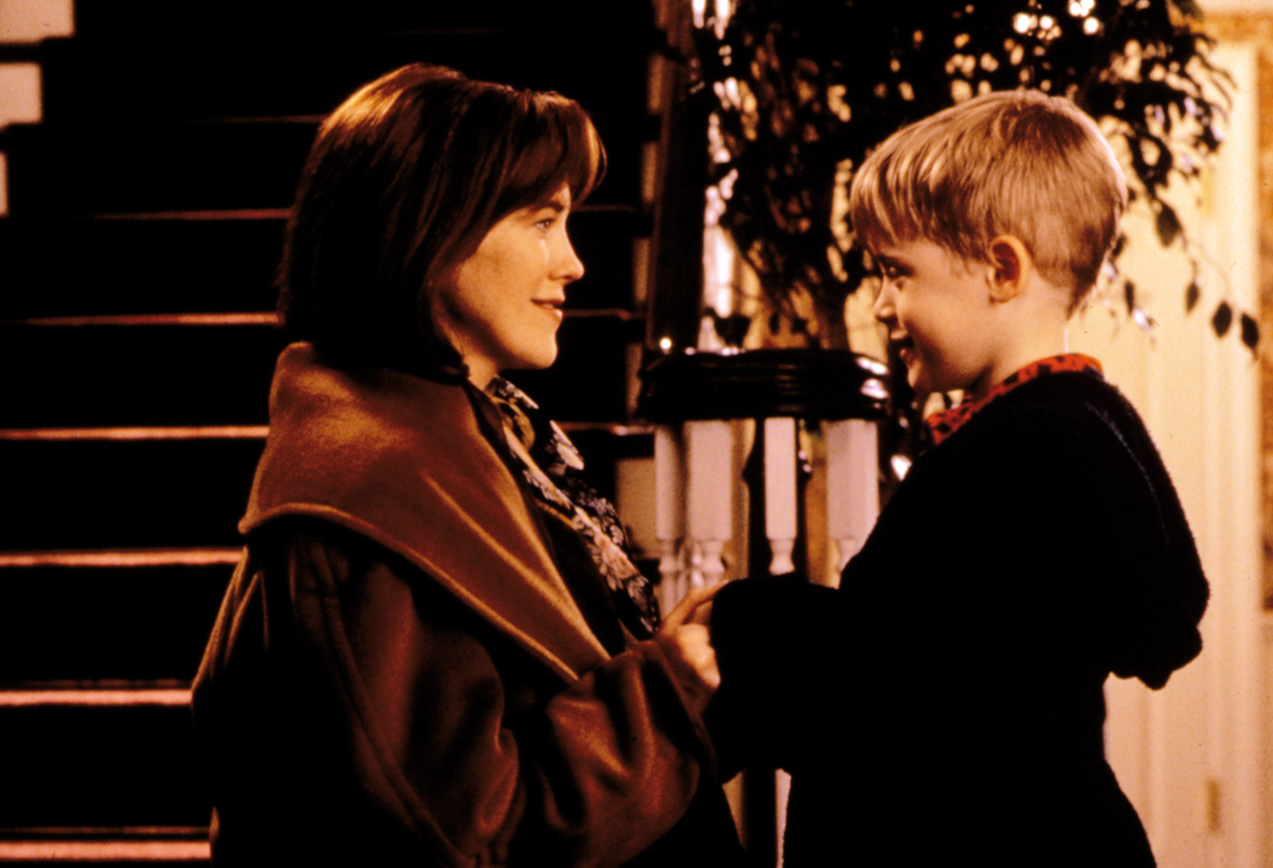 HOME ALONE, Catherine O'Hara, Macaulay Culkin, 1990. TM and Copyright (c) 20th Century Fox Film Corp. All rights reserved. Courtesy: Everett Collection.