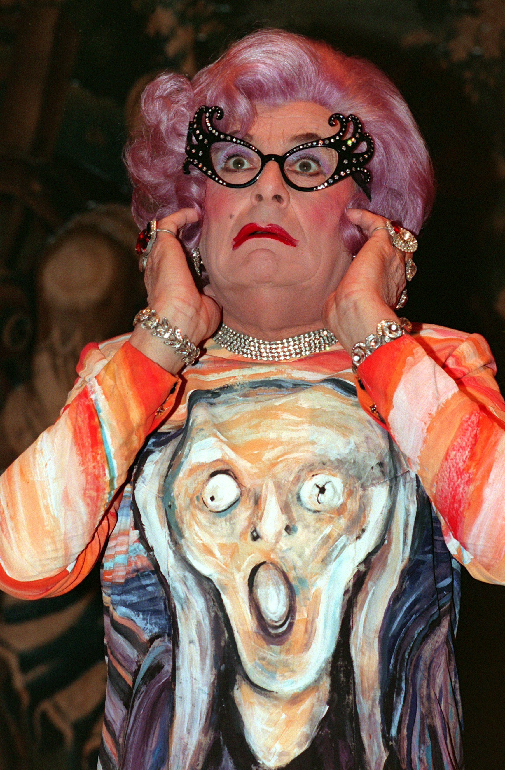 Dame Edna Everage, aufgenommen am 4.10.1996 in Düsseldorf. Der selbsternannte
