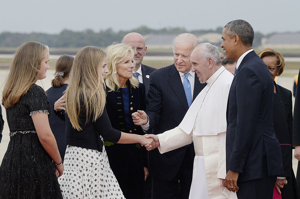 JOINT BASE ANDREWS, MD - SEPTEMBER 22:   (AFP OUT) Pope Francis is greeted by U.S. President Barack Obama,Vice President Joe Biden, Jill Biden and invited guests after the pontiff's arrival from Cuba September 22, 2015 at Joint Base Andrews, Maryland. Francis will be visiting Washington, New York City and Philadelphia during his first trip to the United States as Pope.  (Photo by Olivier Douliery-Pool/Getty Images)