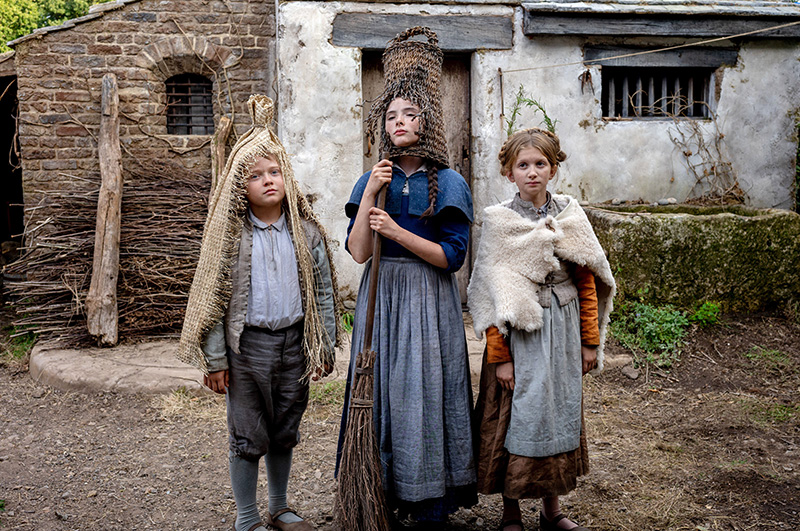 HAMNET, from left: Jacobi Jupe, Bodhi Rae Breathnach, Olivia Lynes, 2025. ph: Agata Grzybowska /© Focus Features /Courtesy Everett Collection