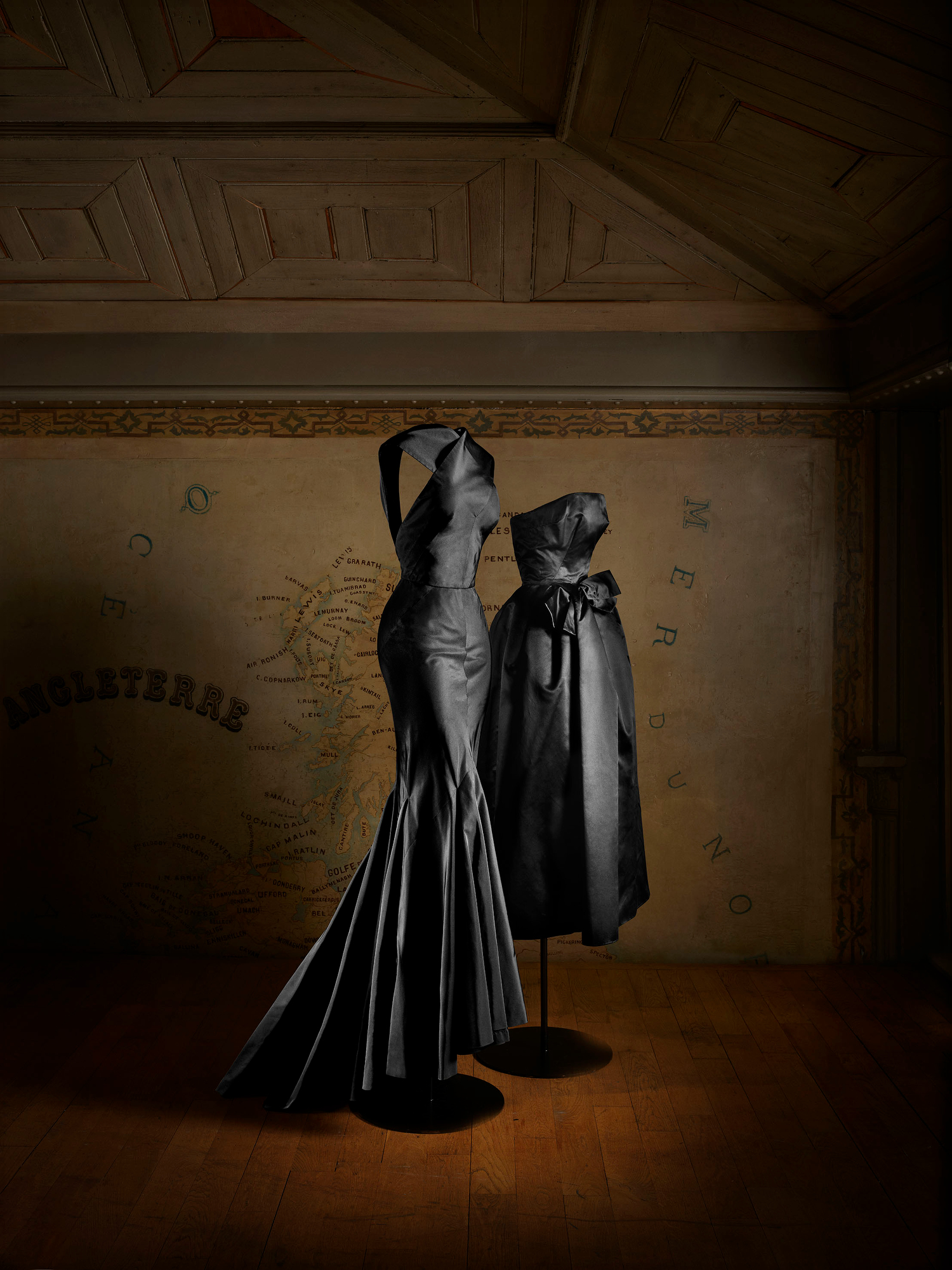 Azzedine Alaïa haute couture fw 2008 (left) and Christian Dior haute couture Secret gown fw 1952 (right)
