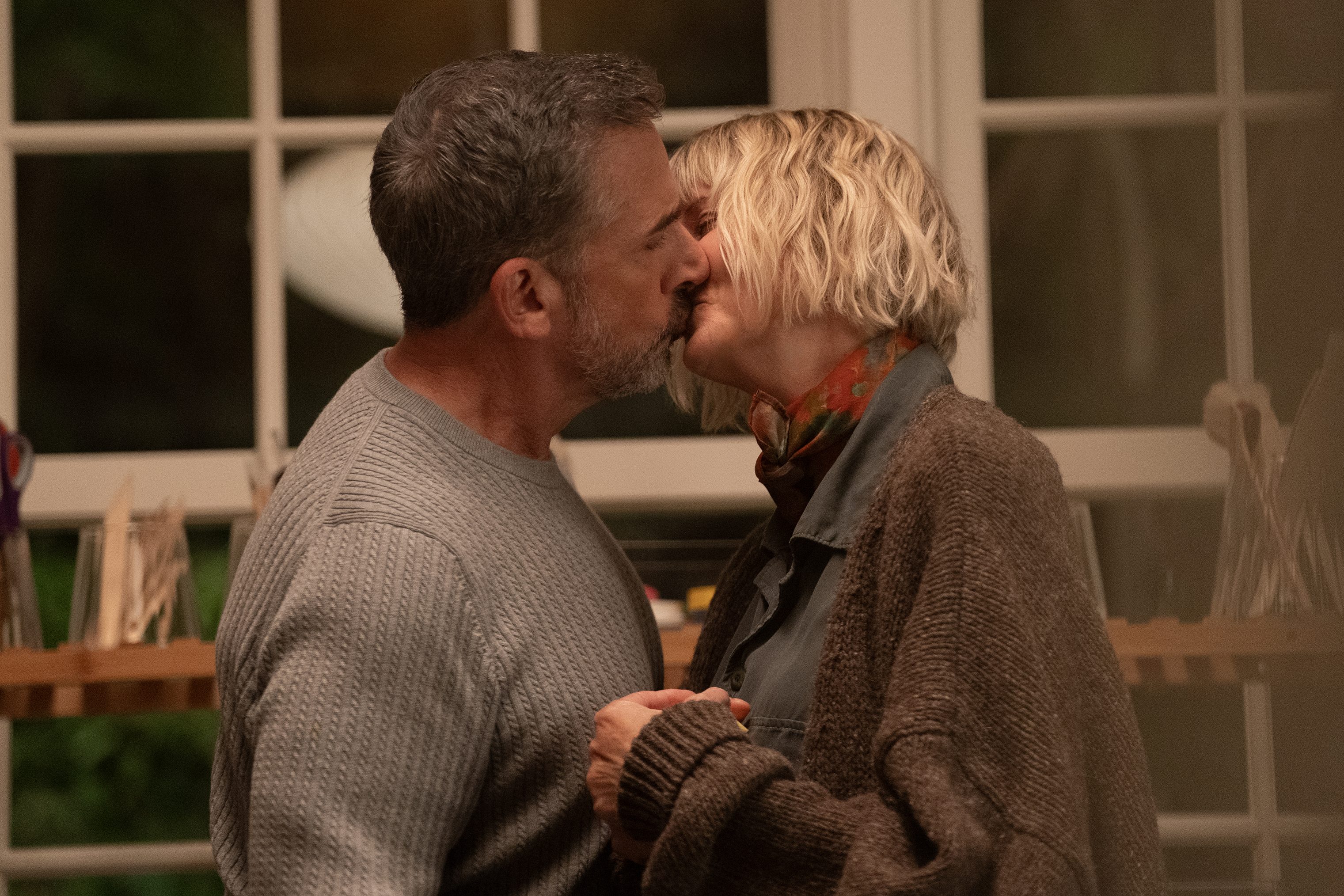 THE FOUR SEASONS. (L to R) Steve Carell as Nick and Kerri Kenney as Anne in Episode 101 of The Four Seasons. Cr. JON PACK/Netflix © 2024