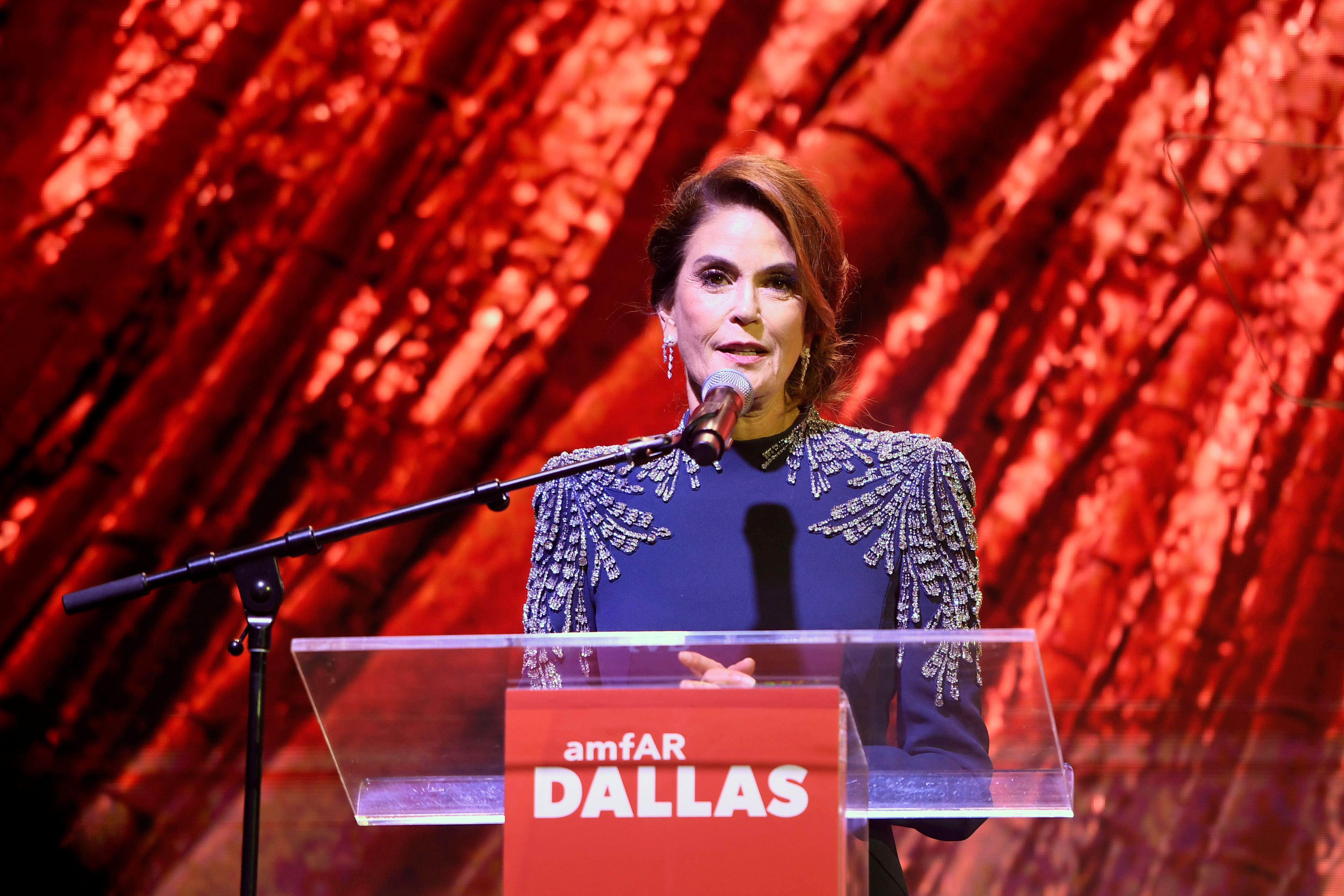 DALLAS, TEXAS - OCTOBER 04: Teri Hatcher speaks onstage during amfAR Dallas Gala at Private Residence on October 04, 2025 in Dallas, Texas. (Photo by Ryan Emberley/Getty Images for amfAR)