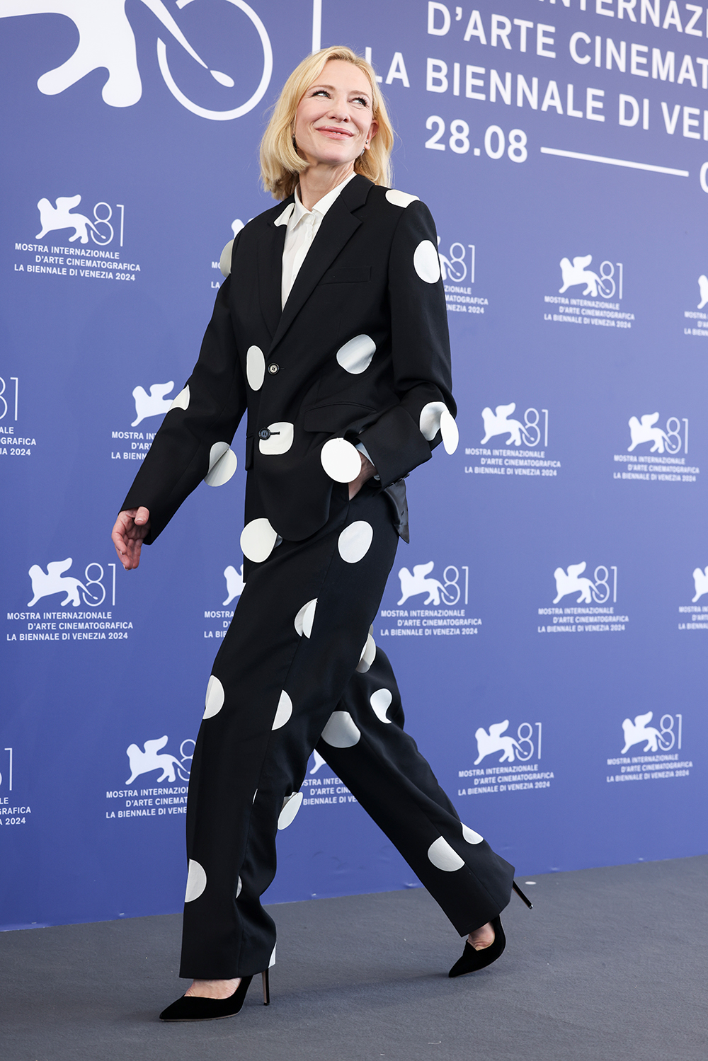 VENICE, ITALY - AUGUST 29: Cate Blanchett attends a photocall for the movie "Disclaimer" during the 81st Venice International Film Festival at on August 29, 2024 in Venice, Italy. (Photo by Stefania D'Alessandro/WireImage)